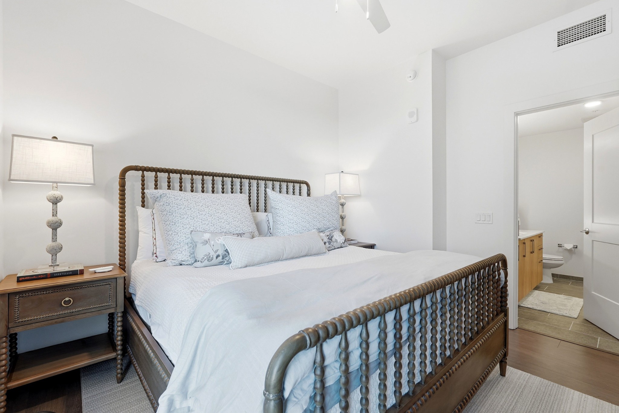 1212 Demonbreun St #1402 Nashville, TN 37203