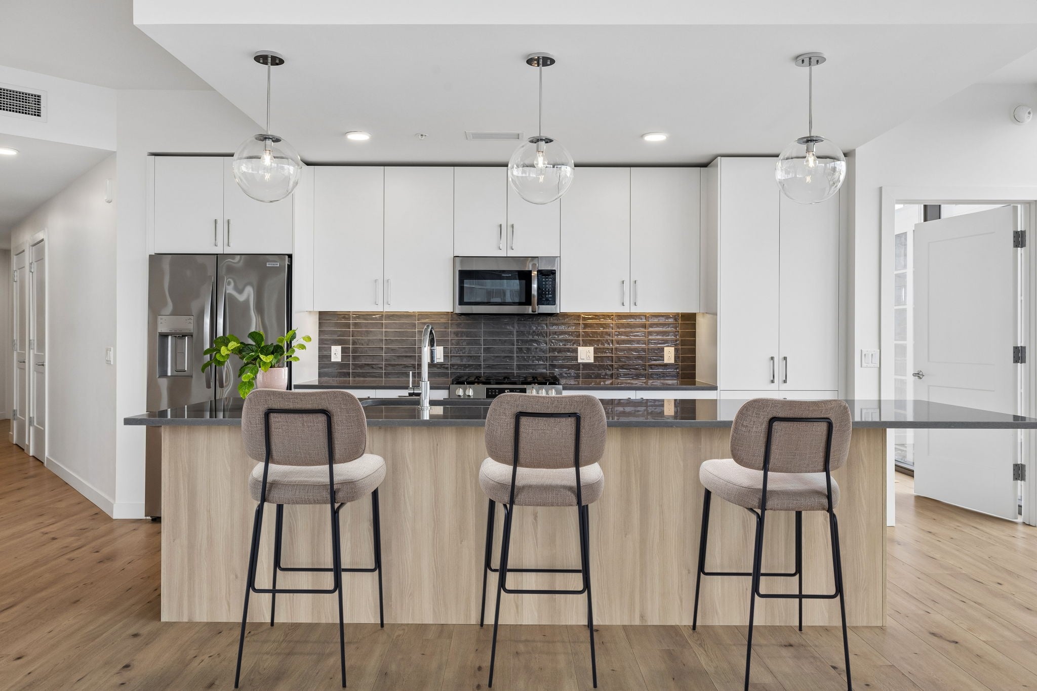 1212 Demonbreun St #815 Nashville, TN 37203