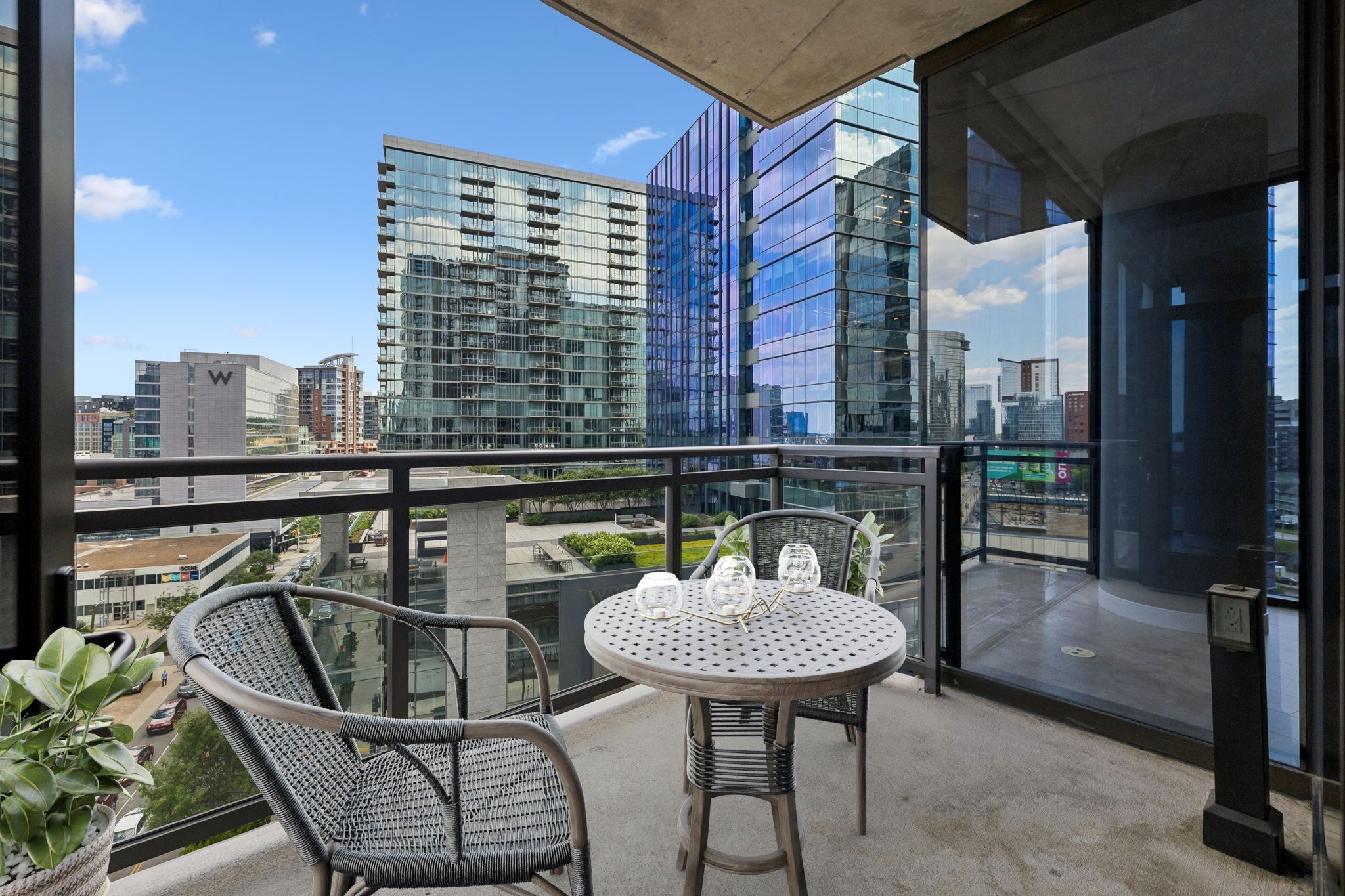 1212 Demonbreun St #815 Nashville, TN 37203