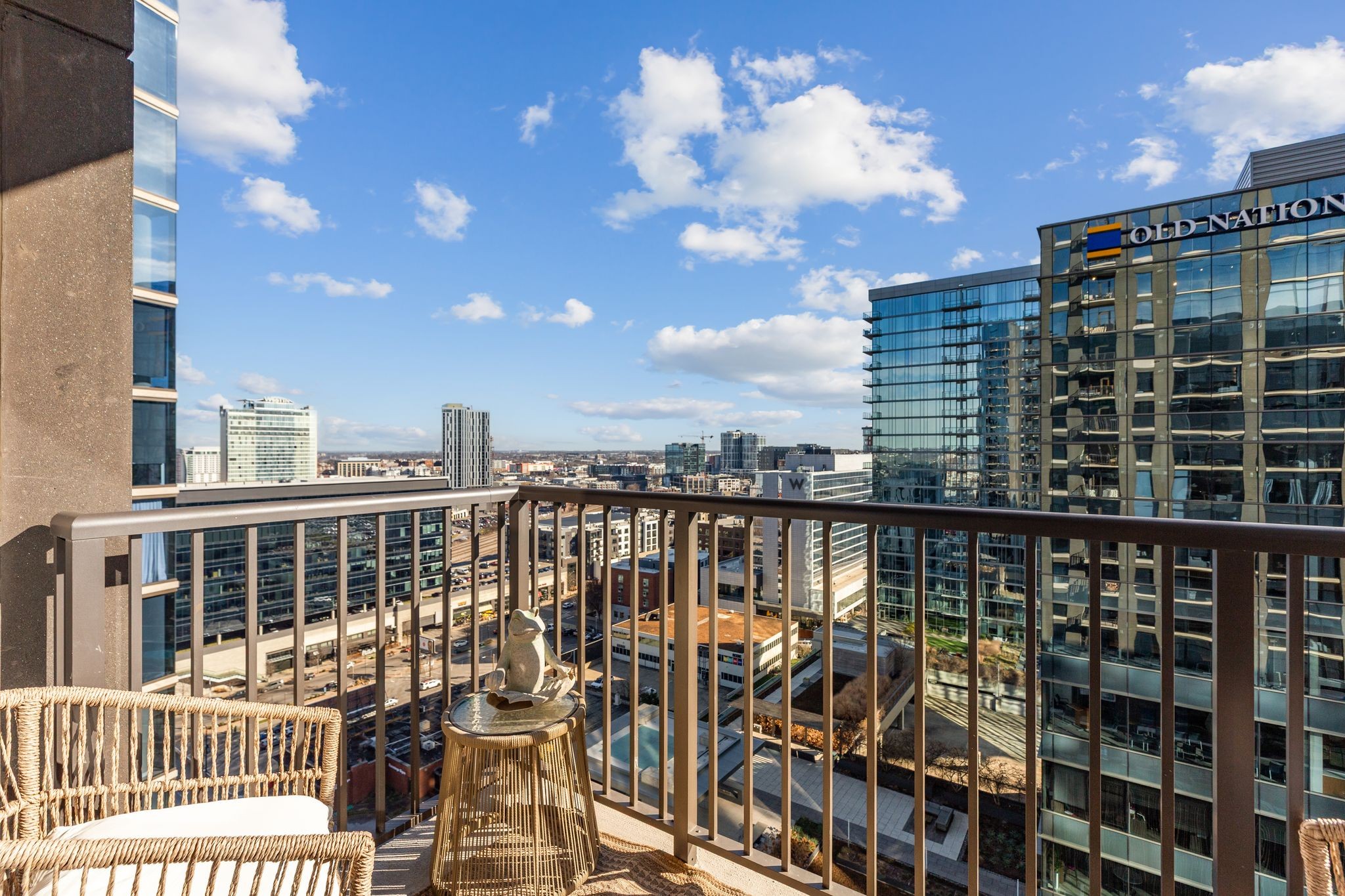 1212 Demonbreun St #1606 Nashville, TN 37203